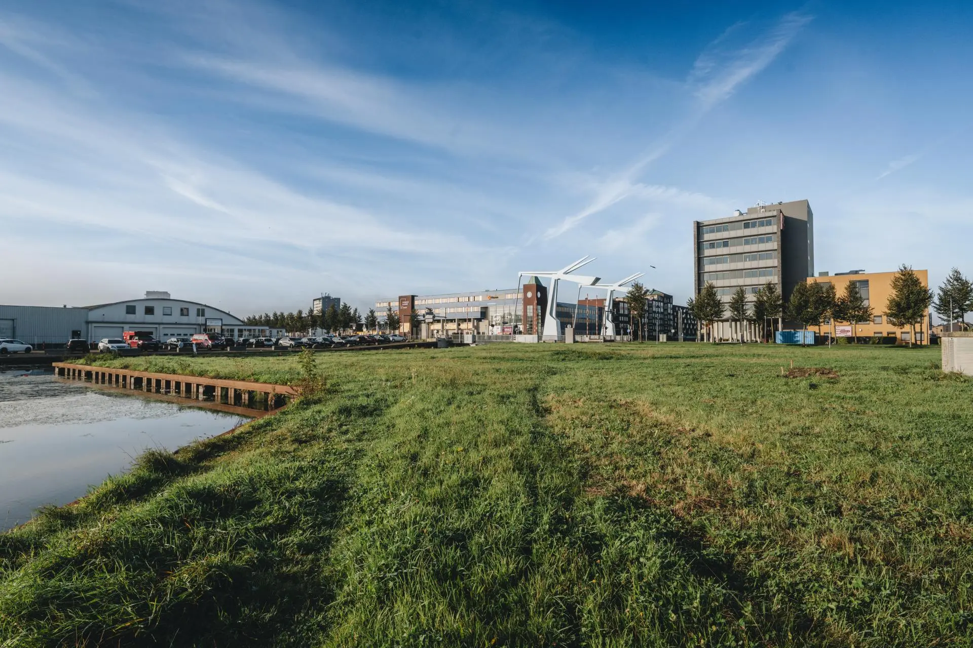 Het braakliggende terrein van het Havenblok in Assen, met de Havenkade en de ophaalbrug op de achtergrond